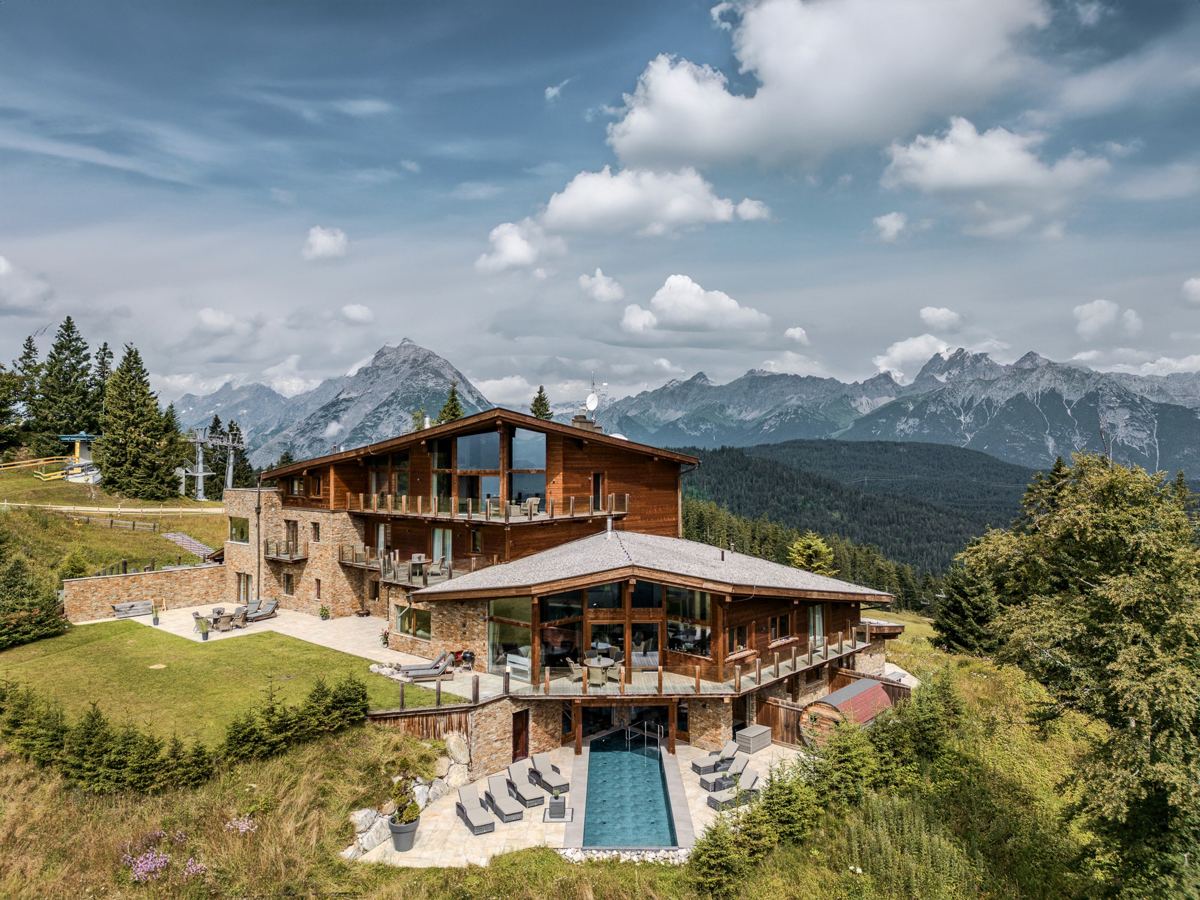 PEAK STAY x LIKE MAGIC: Digital-First Hospitality mit echter Nähe